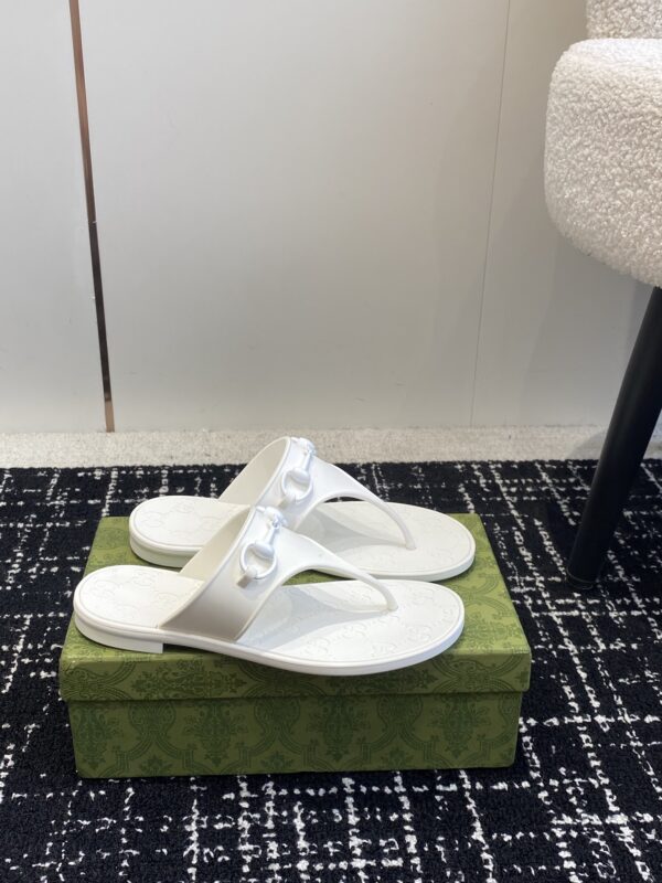 Women's Thong Sandal With Horsebit