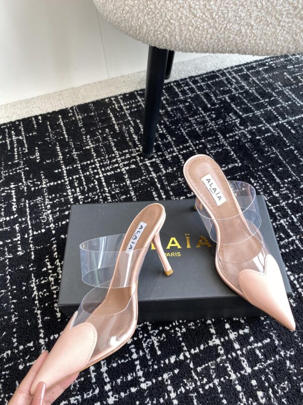 LE CŒUR MULES IN PATENT CALFSKIN