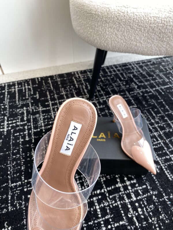 LE CŒUR MULES IN PATENT CALFSKIN