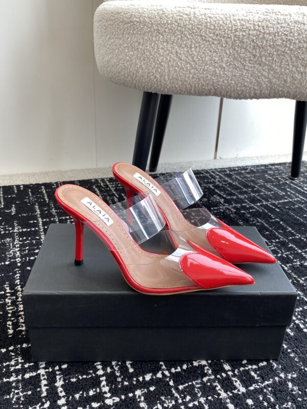 LE CŒUR MULES IN PATENT CALFSKIN
