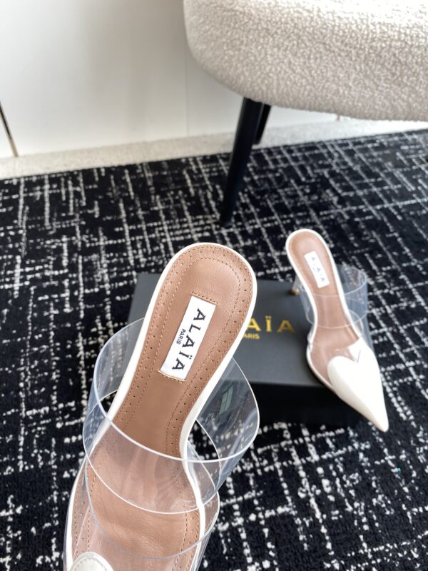 LE CŒUR MULES IN PATENT CALFSKIN