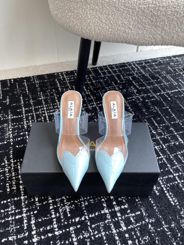 LE CŒUR MULES IN PATENT CALFSKIN