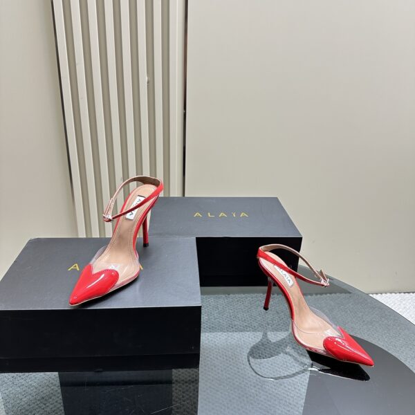 LE CŒUR PUMPS IN PATENT CALFSKIN