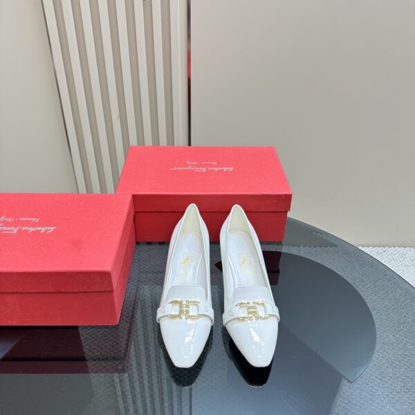 Ferragamo - Pump with Gancini Ornament
