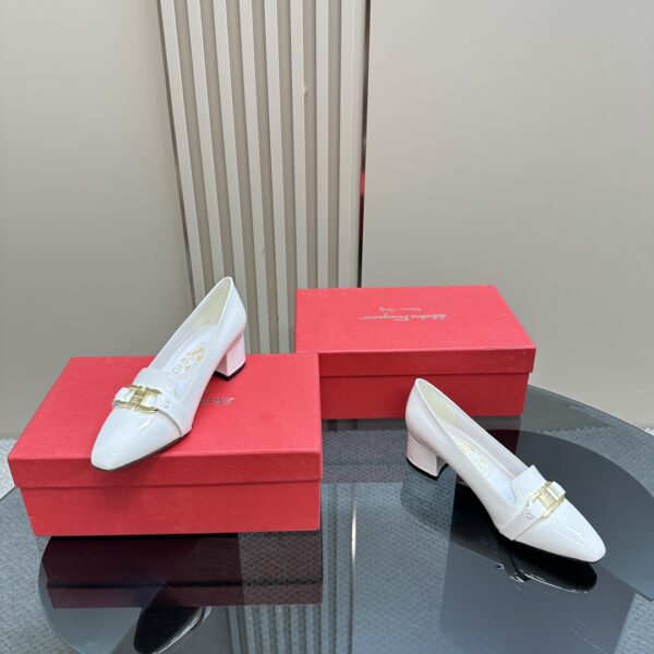 Ferragamo - Pump with Gancini Ornament