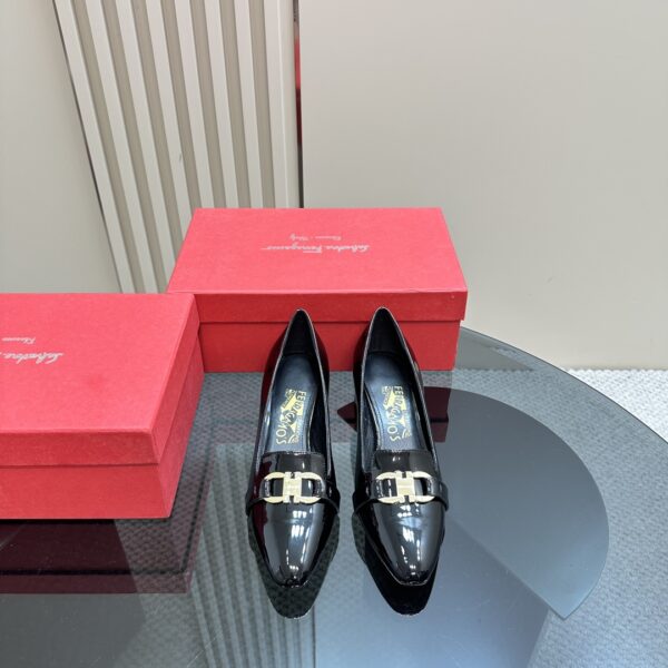 Ferragamo - Pump with Gancini Ornament