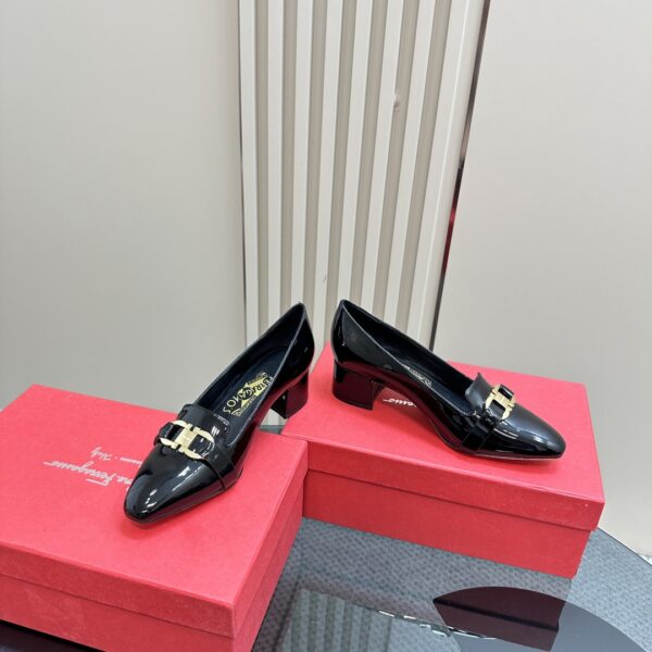 Ferragamo - Pump with Gancini Ornament