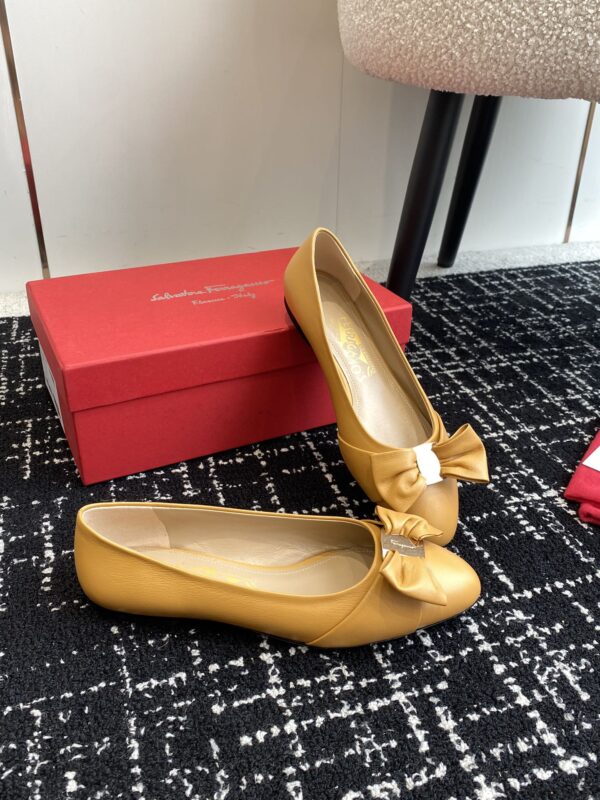Ferragamo - Ballerina with Padded Vara Bow