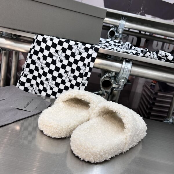 Balenciaga - WOMEN'S FURRY SLIDE SANDAL