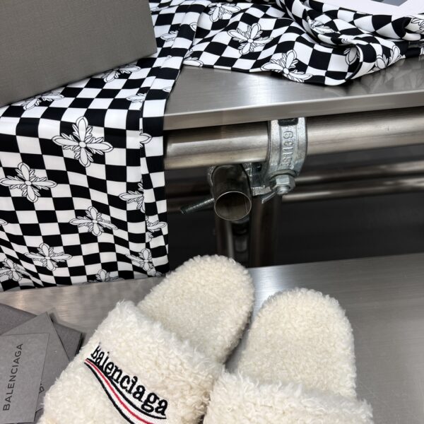 Balenciaga - WOMEN'S FURRY SLIDE SANDAL