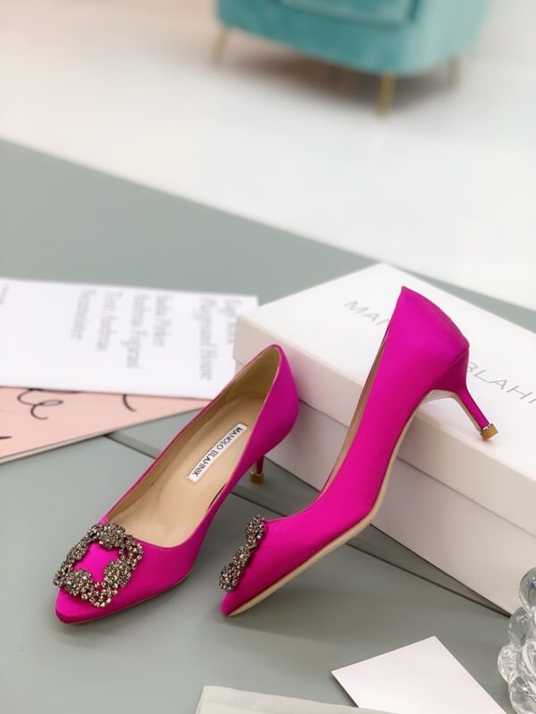 Manolo Blahnik - Hangisi