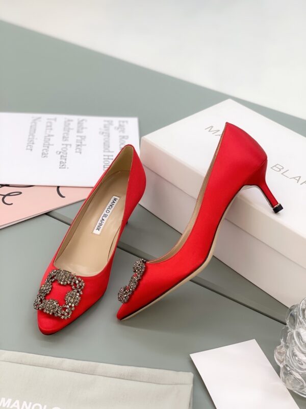 Manolo Blahnik - Hangisi