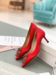 Manolo Blahnik - Hangisi