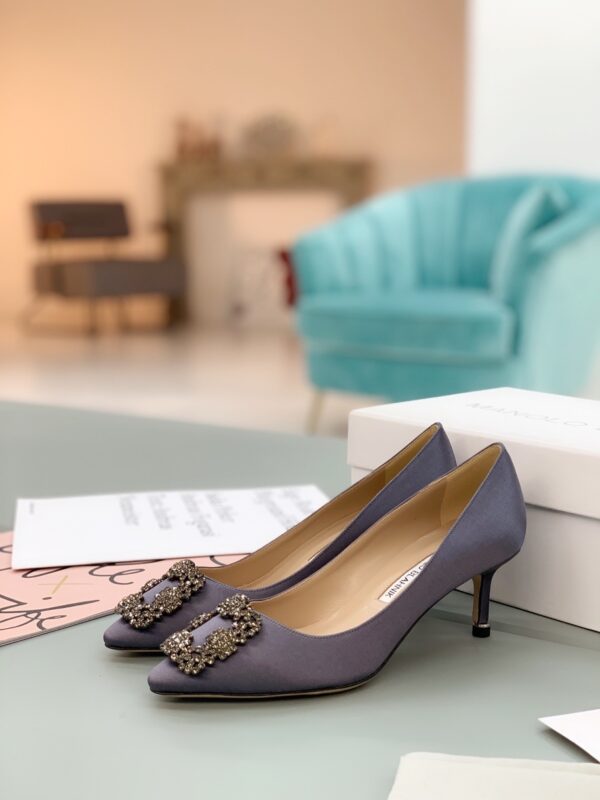 Manolo Blahnik - Hangisi