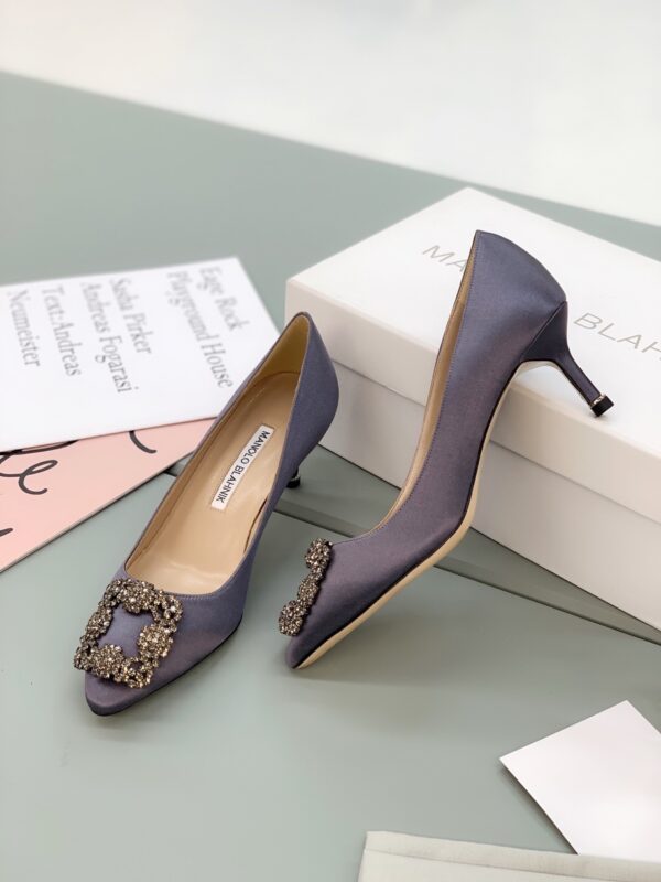 Manolo Blahnik - Hangisi