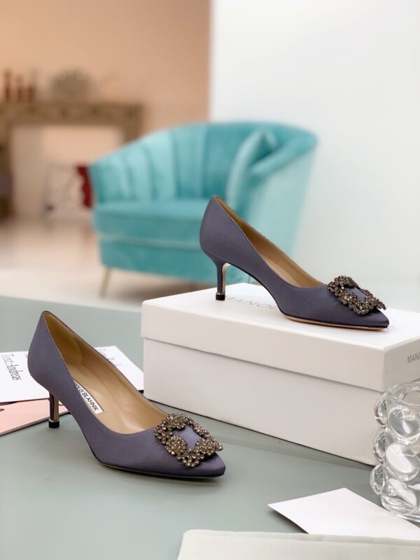 Manolo Blahnik - Hangisi