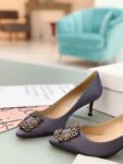Manolo Blahnik - Hangisi