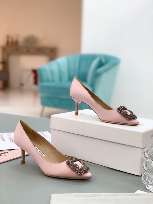 Manolo Blahnik - Hangisi
