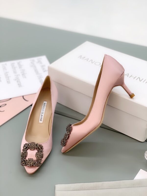 Manolo Blahnik - Hangisi