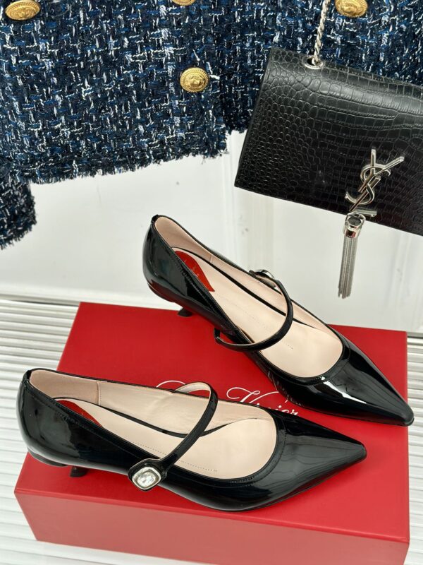 Roger Vivier - Mary Jane Virgule Pumps in Patent Leather