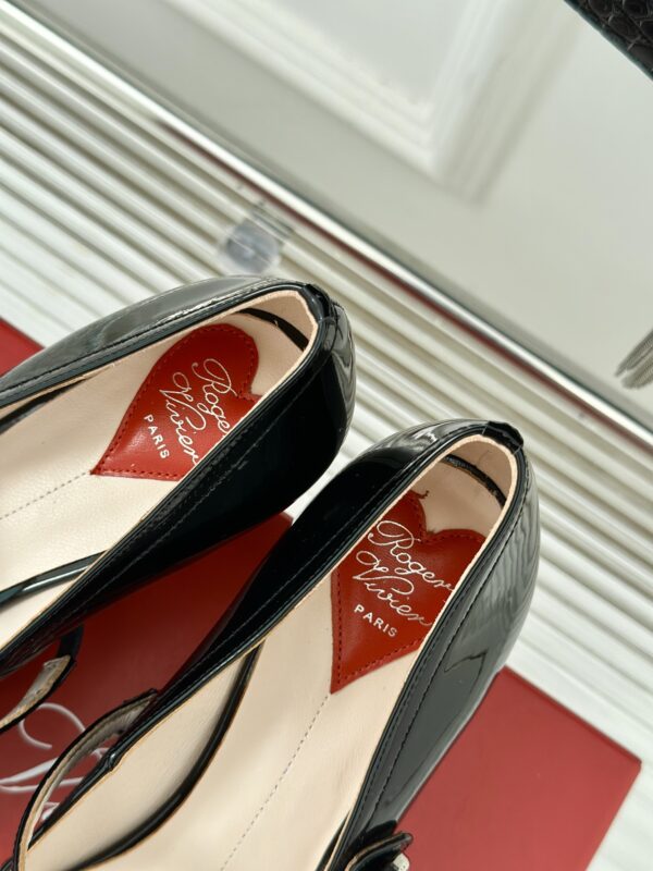 Roger Vivier - Mary Jane Virgule Pumps in Patent Leather