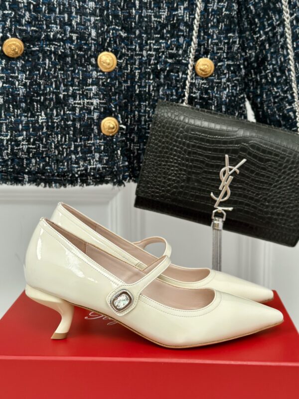 Roger Vivier - Mary Jane Virgule Pumps in Patent Leather