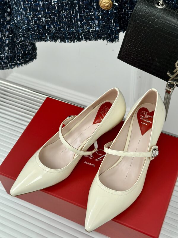 Roger Vivier - Mary Jane Virgule Pumps in Patent Leather