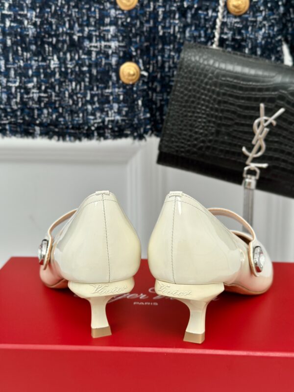 Roger Vivier - Mary Jane Virgule Pumps in Patent Leather