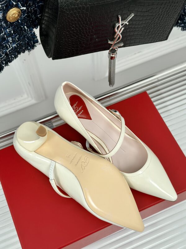Roger Vivier - Mary Jane Virgule Pumps in Patent Leather