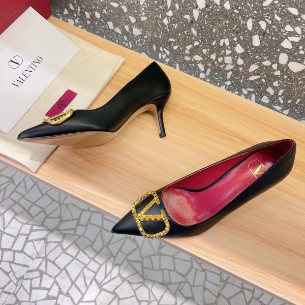 Valentino - Logo-Plaque Leather Pumps