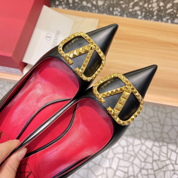 Valentino - Logo-Plaque Leather Pumps