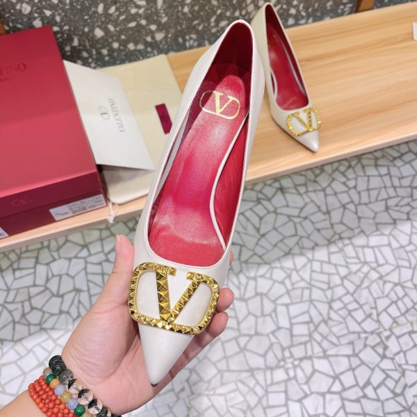 Valentino - Logo-Plaque Leather Pumps