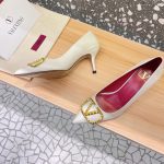 Valentino - Logo-Plaque Leather Pumps