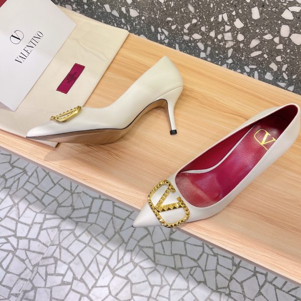 Valentino - Logo-Plaque Leather Pumps