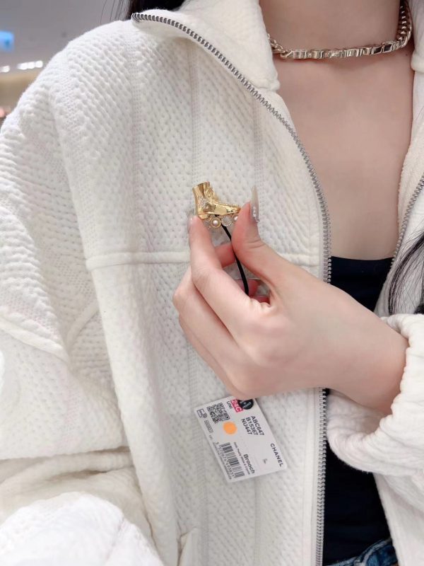 Chanel - Brooches